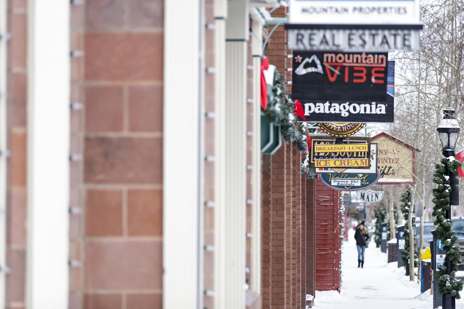 200205jk-blueriverplaza-001